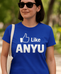 Like Like ANYU feliratú kék póló viselése női modell által, parkban, nyári napfényben.