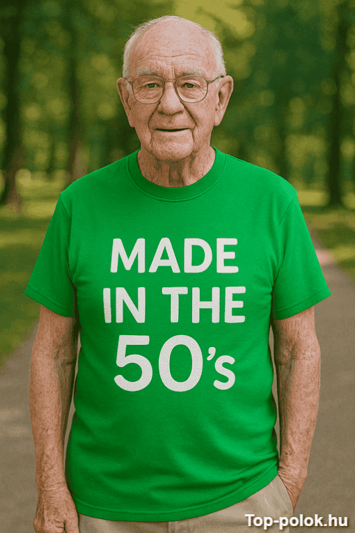 Made in the 50s feliratos zöld póló, idős férfi természetes környezetben, parkban.