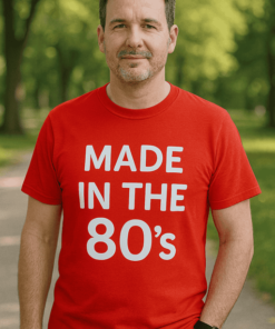 Fokozottan védett, férfi a parkban, piros "Made in the 80's" feliratú pólóban.