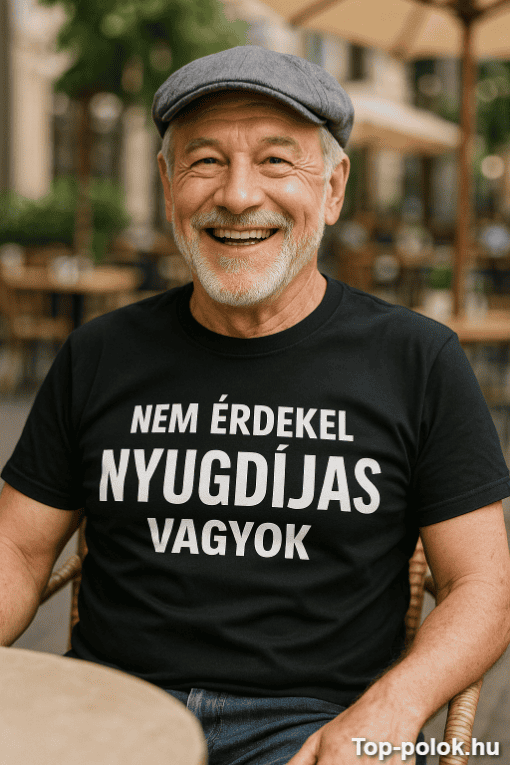 Nyugdíjas férfi mosolyog, kávézóban ül, vicces feliratos pólóban, barátságos hangulat, nyugdíjas éle.
