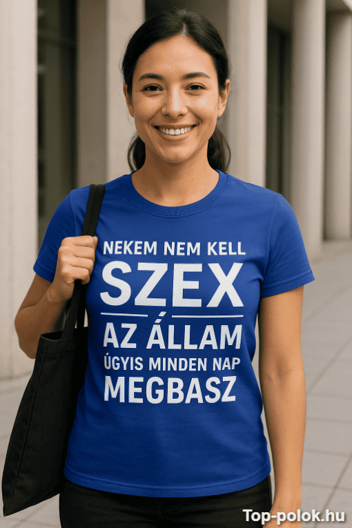 Felsőoktatási aktivista nő pólóval, szexuális szabadság támogatásával Magyarországon.