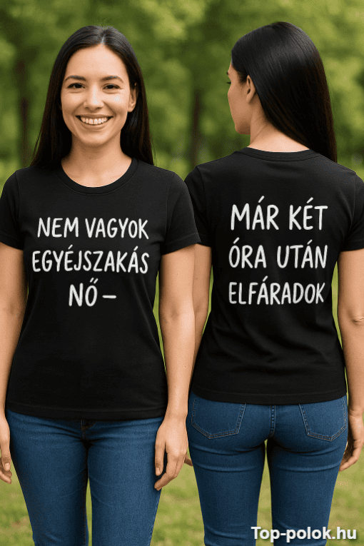 Női póló humoros felirattal, szabadban, zöld háttérrel.