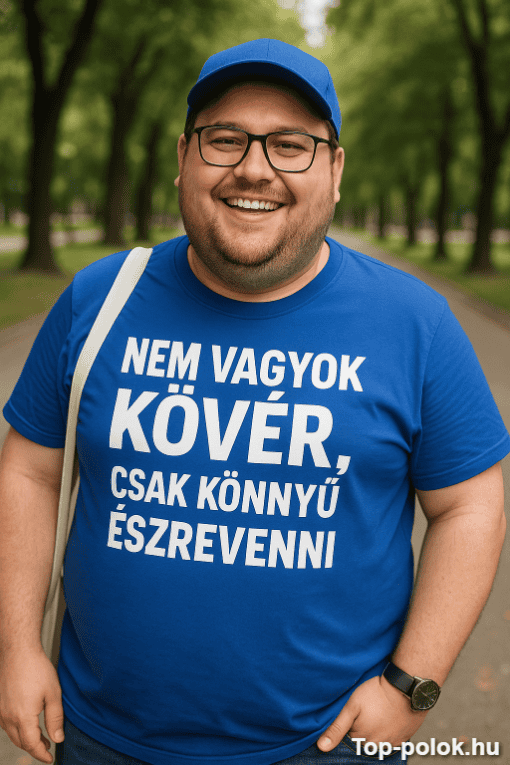 Férfi mosolygós, kék pólóval, parkban, természetes fényben, barátságos megjelenés.