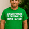 Nem vagyok szép, de olyan mint Lassie – vicces zöld póló férfiaknak, jó humorú ajándékötlet.