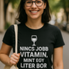 Nincs jobb vitamin, mint egy liter bor - női modell az utcán, mosolyogva, napsütéses környezetben.