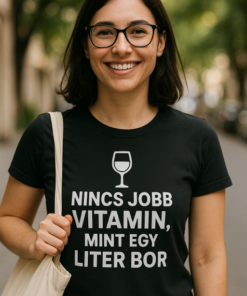 Nincs jobb vitamin, mint egy liter bor - női modell az utcán, mosolyogva, napsütéses környezetben.