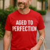 Férfi póló "Aged to Perfection" felirattal, stílusos és kényelmes viselet.