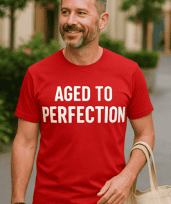 Férfi póló "Aged to Perfection" felirattal, stílusos és kényelmes viselet.