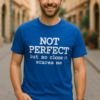 Férfi mosolygós modell utcai környezetben, kék pólóval, szöveg: "NOT PERFECT but so close it scares.