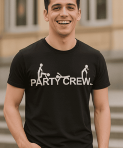 BIZTONSÁGI POLÓK, PARTY CREW felirattal, fiatal férfi modell, városi környezetben.