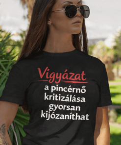 Vicces póló pincérnő kritizálása kijózaníthat