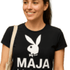 Bájos női modell fekete pólóval, ami a Playboy szimbólumával és személyes üzenettel van ellátva.