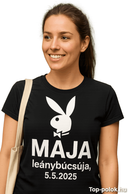 Bájos női modell fekete pólóval, ami a Playboy szimbólumával és személyes üzenettel van ellátva.