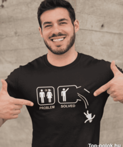 Probléma megoldva humoros póló, férfi mosolyogva mutatja a feliratot.