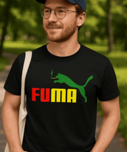 Férfi a parkban, napszemüvegben, PUMA logós pólóban, barátságos és stílusos megjelenés.