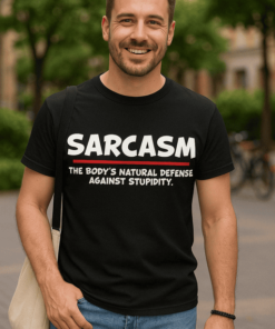 Szarkasztikus feliratú férfi póló, városi környezetben, mosolygós férfi.