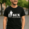 Férfi divatos póló, szlogen "SEX do it for the kids" utcai környezetben, nyári napfényben.