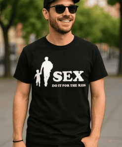 Férfi divatos póló, szlogen "SEX do it for the kids" utcai környezetben, nyári napfényben.