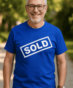 Előre eladott feliratú férfi póló, boldog ember, parkban.