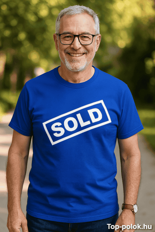 Előre eladott feliratú férfi póló, boldog ember, parkban.