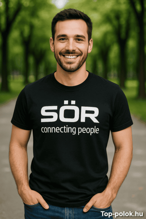 SÖR logós férfi mosolyog parkban, barátságos megjelenés, természetes környezetben.