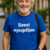 Szexi nyugdíjas férfi mosolyog, kék pólóban az utcán, barátságos és magabiztos megjelenés.