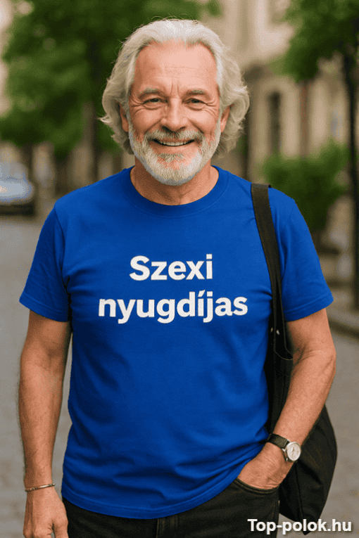 Szexi nyugdíjas férfi mosolyog, kék pólóban az utcán, barátságos és magabiztos megjelenés.