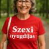 Nyugdíjas nő mosolyog, piros pólóval, természetes környezetben, boldog életet sugároz.