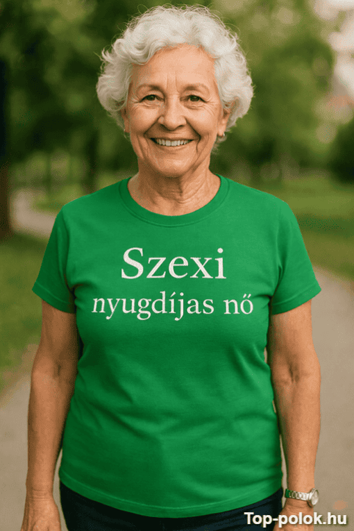 Szexi nyugdíjas nő póló, boldog idős hölgy természetes környezetben, mosolyogva.