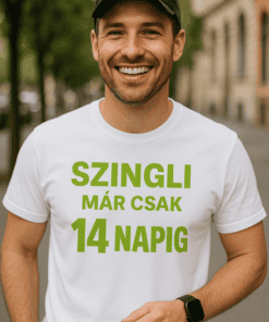 Férfi mosolygós street fashion pólóval, városi környezetben.