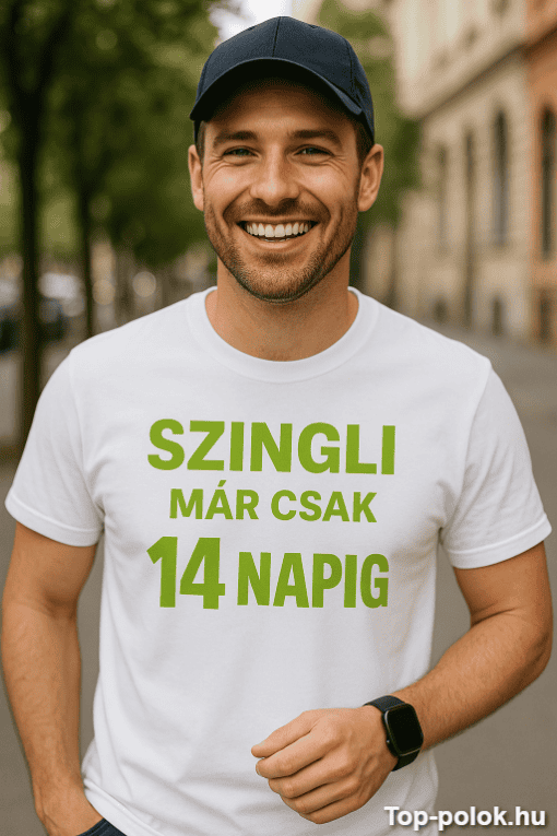 Férfi mosolygós street fashion pólóval, városi környezetben.