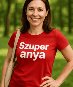 Férfi mosolygós nő napsütéses parkban, színes ruhában, természetes háttérrel.