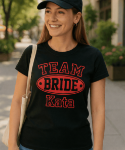 Férfi divatos póló, "Team Bride" felirattal, városi környezetben viselve, stílusos megjelenés.