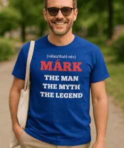 Márk feliratos kék póló, férfi modell, parkban, nyári napfényben.