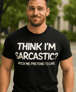 Vicces férfi póló, szarkasztikus felirattal, utcai környezetben.