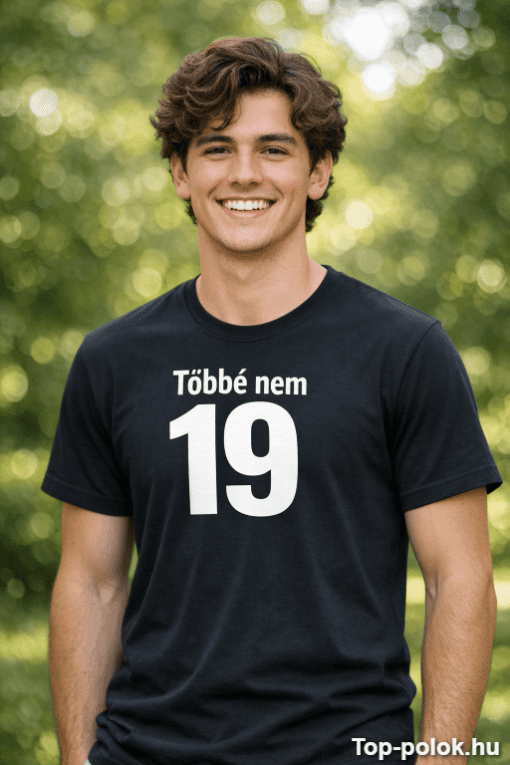Bővíthető nem 19 feliratú fekete póló, fiatal férfi modell, természetes háttérrel.