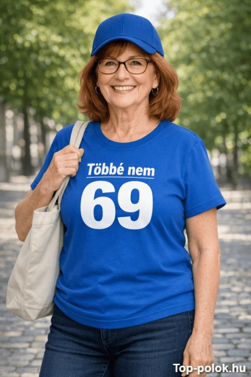 Bőrdíszműves póló, nőknek, kék színben, humoros felirattal, utcai környezetben.