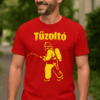 Tűzoltó feliratú piros póló, tűzoltó szimbólummal, kültéri környezetben.