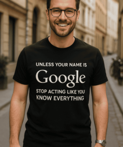 Divatos férfi póló Google felirattal, utcai környezetben, street style megjelenés.