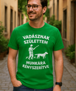 Vadásznak született feliratú zöld férfi póló, outdoor környezetben.