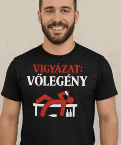 Völgyénnyel figyelmeztető felirat férfi pólón, figyelemfelkeltő üzenet.