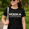 VODKA felirat, kapcsolódó emberek, szabadban, nyári nap, divatos viselet, női stílus, szórakozás, ba.