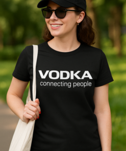 VODKA felirat, kapcsolódó emberek, szabadban, nyári nap, divatos viselet, női stílus, szórakozás, ba.