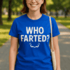 Bocis, kék póló "WHO FARTED?" felirattal, szabadban, parkban, mosolygós nő.