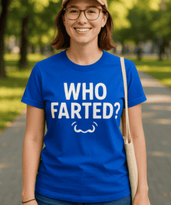 Bocis, kék póló "WHO FARTED?" felirattal, szabadban, parkban, mosolygós nő.