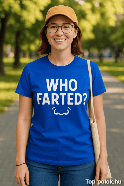 Bocis, kék póló "WHO FARTED?" felirattal, szabadban, parkban, mosolygós nő.