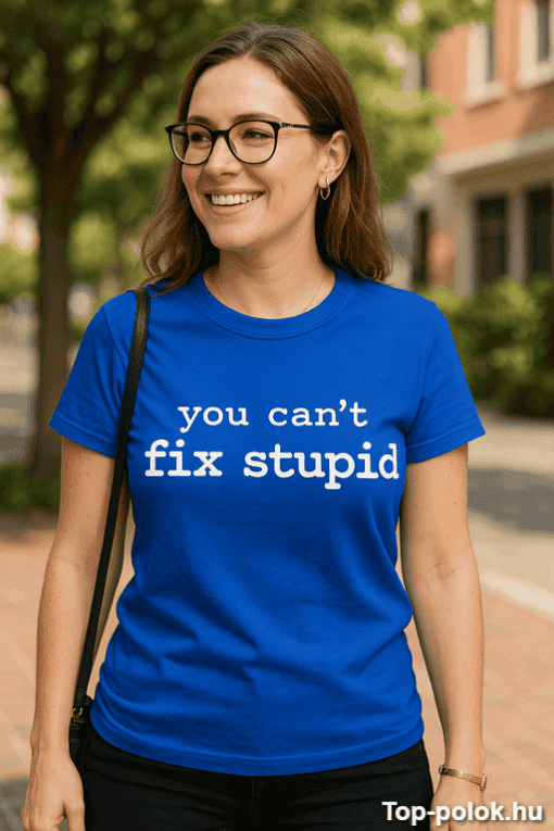Vidám nő kék pólóban, "you can't fix stupid" felirattal, városi környezetben.
