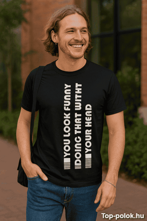 Férfi mosolygós fiatalember fekete pólóban, városkép háttérrel.