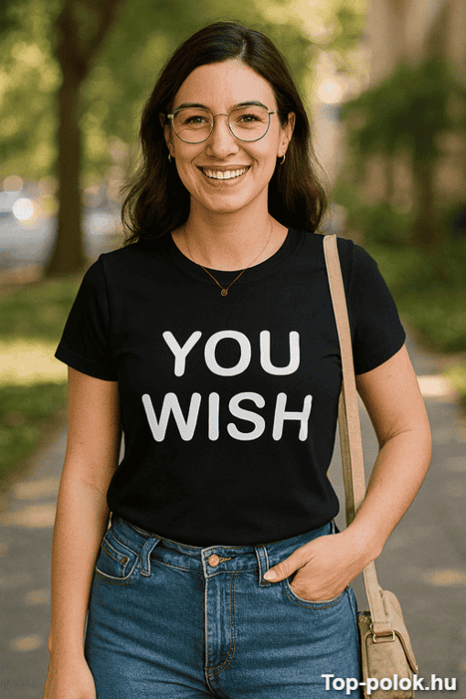 Bájos fiatal nő mosolyogva sétál parkban, napsütéses időben, divatos ruhában.