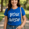 Azonosító póló női, kék színű, "you wish" felirattal, parkban, nyári napfényben.